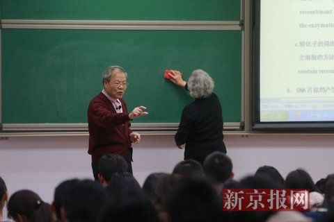 中科院教授与妻子同台授课 学生誉其