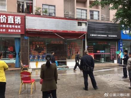 女童因抓食剩菜被母亲抽打 街坊地面写人渣泄愤