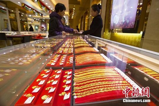 资料图：山西太原一金店，员工展示黄金饰品。 <a target='_blank' href='http://www.chinanews.com/'>中新社</a>记者 张云 摄